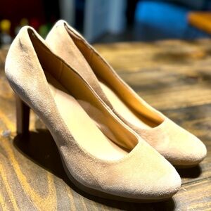 New Clarks comfort heels, sueded nude size 10 worn once inside